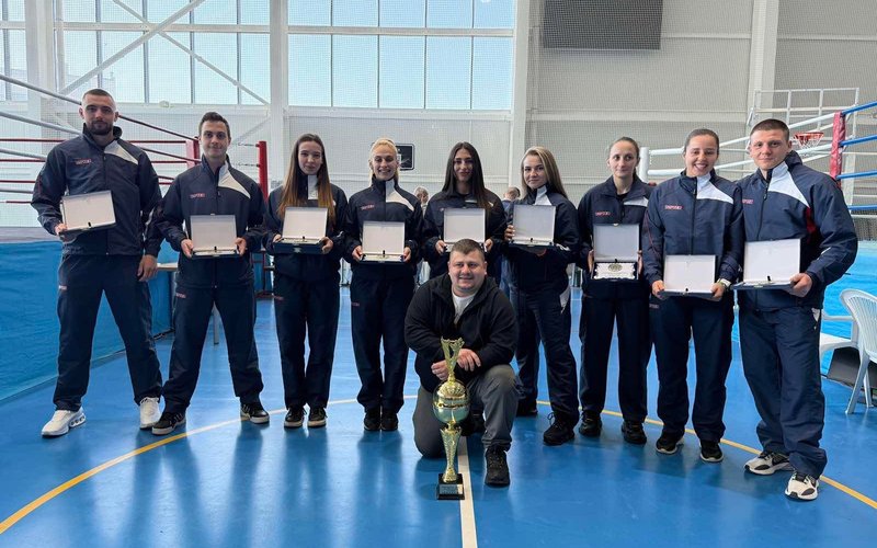 Отборът на клуба с плакетите и купата за най-добър клуб за 2024 г.